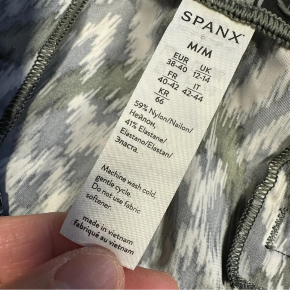 Spanx Sunshine Shorts Pull On 4" UPF 50+ Quick Dry in Grey Ikat Size M - Picture 9 of 13